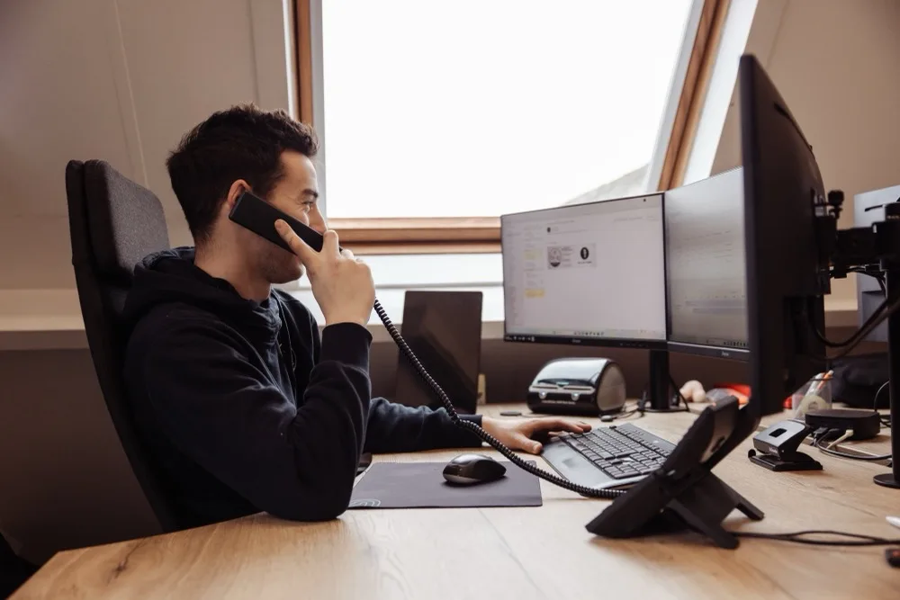 Duco van de planning aan de telefoon met een klant over een toiletwagen
