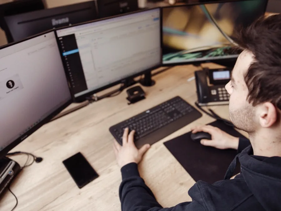 Duco van de planning bij De-Lo achter zijn werkplek met de verhuurplanning op het scherm