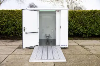 MIVA toiletcontainer met open deur en uitgeklapte oprijplaat