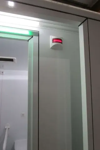 Ruime binnenkant van de MIVA toiletcontainer, geschikt voor een rolstoel