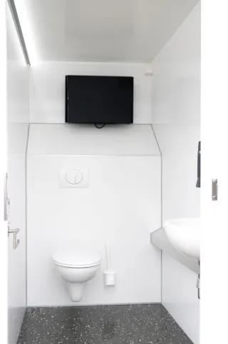 Binnenkant van de toiletwagen DL111 met toilet en wastafel