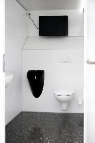 Nette sanitaire ruimte in de toiletwagen DL111