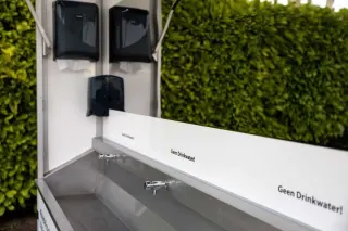 Wasgedeelte van de DL1400 met lange RVS-wasbak en spiegels