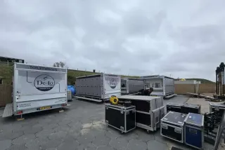 Meerdere toiletwagens van De-Lo opgesteld tijdens een festival