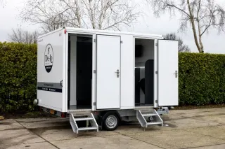 Toiletwagen DL212 met openstaande deur aan de zijkant
