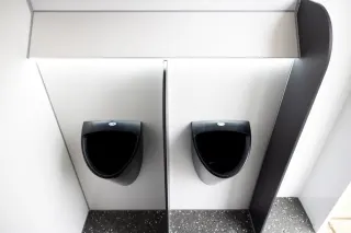 Interieur van de toiletwagen DL212 met twee urinoirs