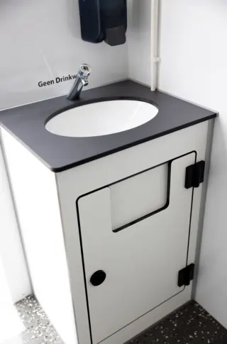 Wastafelopstelling in de toiletwagen DL212
