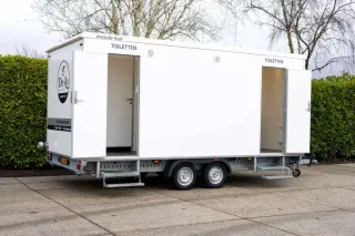 Toiletwagen DL313 met open deuren en toiletaanduidingen