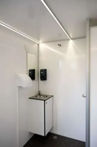 RVS-wastafel met warm water in de toiletwagen DL313