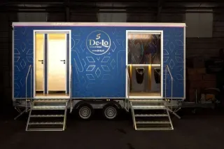 DL313 Deluxe toiletwagen met trap en verlichte deuren