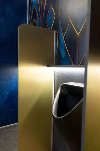 Luxe interieur van de DL313 Deluxe met blauwe wanden en gouden details
