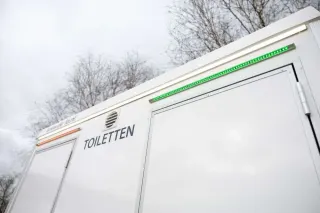 Vacuüm toiletwagen DL11 met de deuren open op een verhard terrein