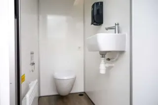 Binnenkant van de DL11 met hangtoilet, wastafel en spiegel