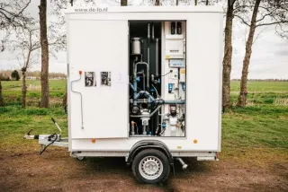 Technische ruimte van de vacuümwagen met leidingen, filters en besturingspaneel