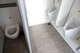 Binnenkant van de DL212 met hangtoilet en spoelloze urinoir
