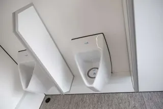 Twee spoelloze urinoirs in de herenruimte van de DL212